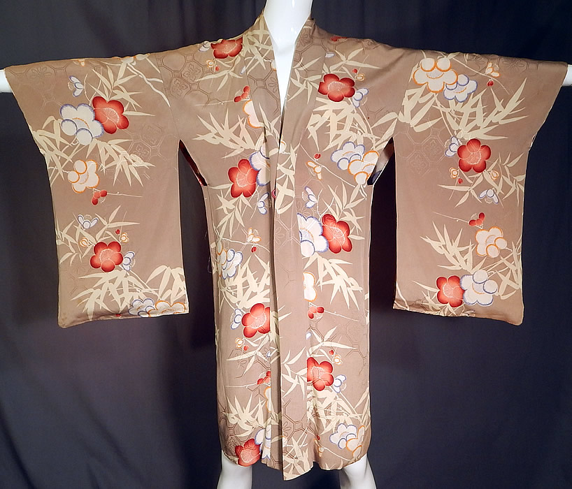 Vintage Japanese Silk Screen Plum Blossom Reversible Haori Kimono Robe Jacket
The kimono measures 40 inches long, with a 42 inch chest, 40 inch waist, 24 inch long kimono sleeves and a 28 inch shoulder seam.