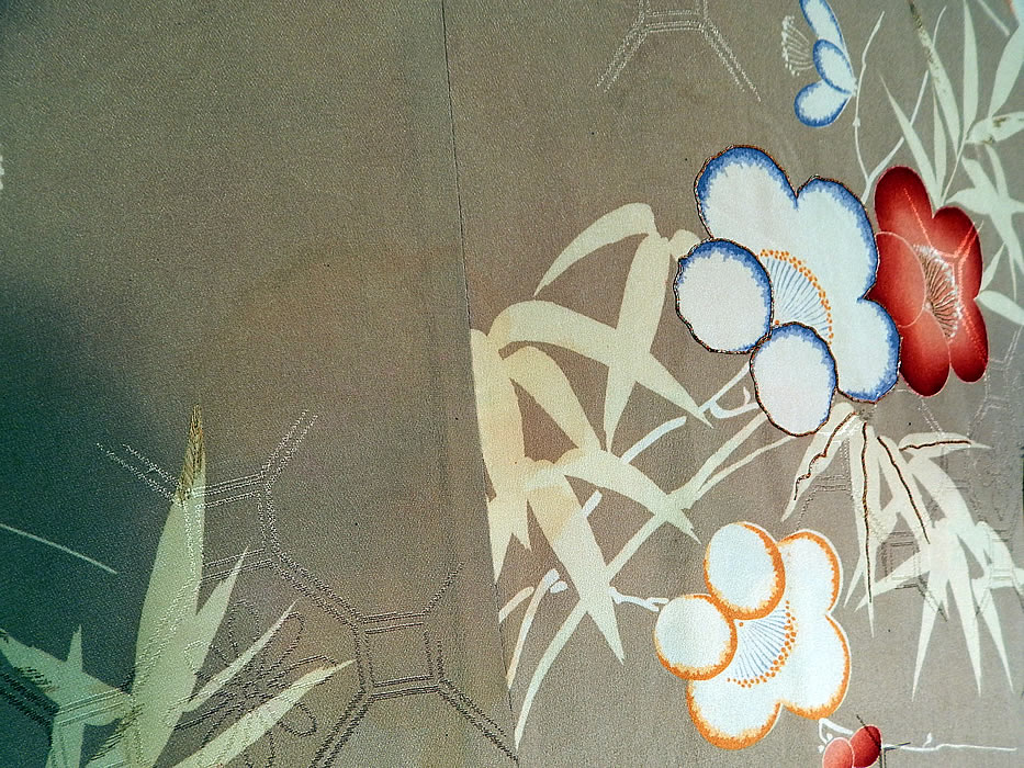 Vintage Japanese Silk Screen Plum Blossom Reversible Haori Kimono Robe Jacket
It is in good as-is condition, has not been cleaned, with a a small age spot stain on the front and faint water spot stain on the back (see close-up)