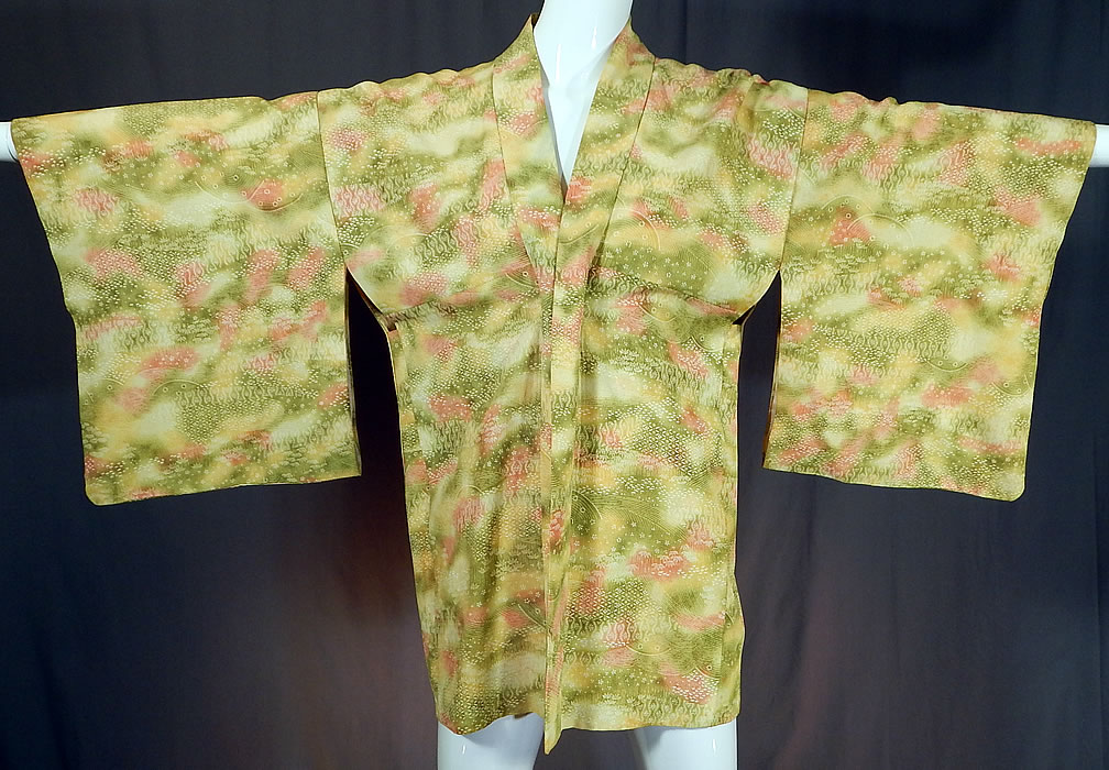 Vintage Japanese Silk Chartreuse Green Pink Ombre Haori Kimono Robe Jacket
This vintage Japanese silk chartreuse green pink ombre haori kimono robe jacket dates from the Showa Period 1960s. 