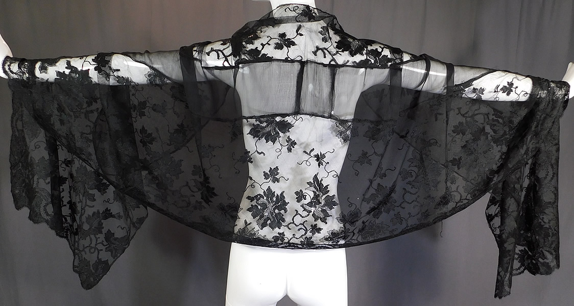 Vintage Sheer Black Silk Chiffon Grape Leaf Vine Pattern Lace Stole Mantilla Shawl
It is in excellent condition. This is truly a beautiful piece of antique lace wearable art! 