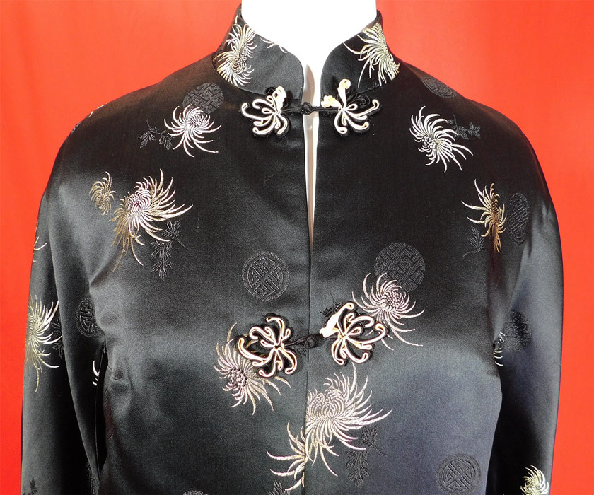 Vintage Tailored By Robert Chen Hong Kong Chinese Black Silk Damask Coat
The coat measures 38 inches long, with a 36 inch bust, 40 inch waist and 19 inch long sleeve. It is in excellent condition.