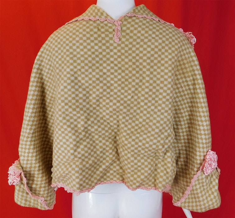 Victorian Beige & White Checked Flannel Morning Robe Bed Jacket Cape
The jacket measures 19 inches long and 20 inch back shoulders.
