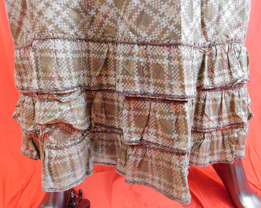 Victorian Prairie Girl Brown Houndstooth Check Print Cotton Petticoat Skirt
It is in good condition, with some discoloration bleeding on the fabric and slight fraying along the bottom hemline. This is truly a wonderful piece of antique Victoriana wearable art!