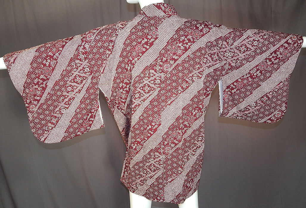 Vintage Japanese Silk Shibori Tie Dye Red Floral Haori Kimono Robe Jacket
It is in excellent condition.