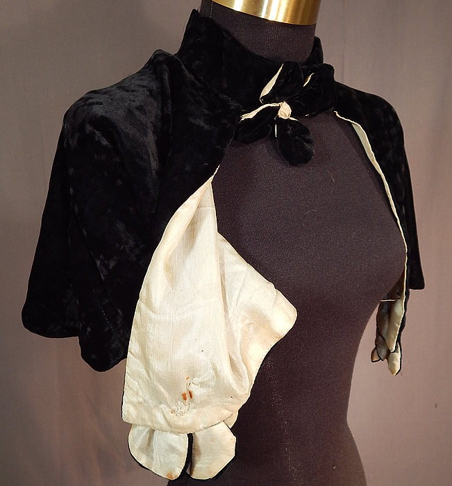 Vintage Black Silk Velvet Flower Trim Short Cropped Cape Evening Shawl Capelet
It is in fair as-is condition, with some small crush marks on the velvet fabric which has not been steamed, fraying along the edging of the top collar, with a small mended repair on the side of the collar, some small faint stains, tiny holes on the inside silk lining.