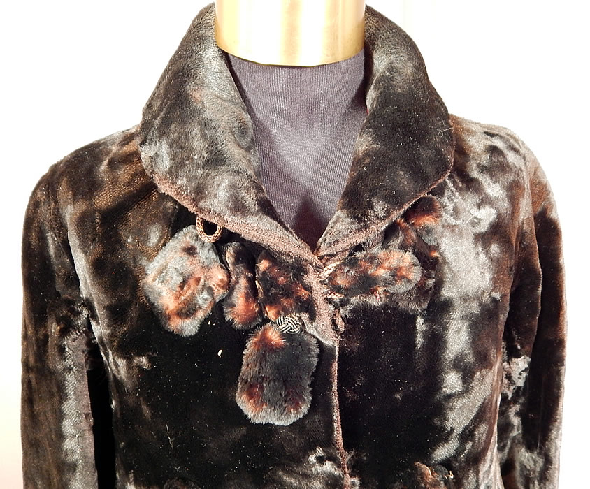 Victorian Womens Plush Velvet Beaver Fur Winter Coat Jacket
The coat measures 37 inches long, with a 32 inch bust, 32 inch waist, bust, a 12 inch back and 22 inch long sleeves. 