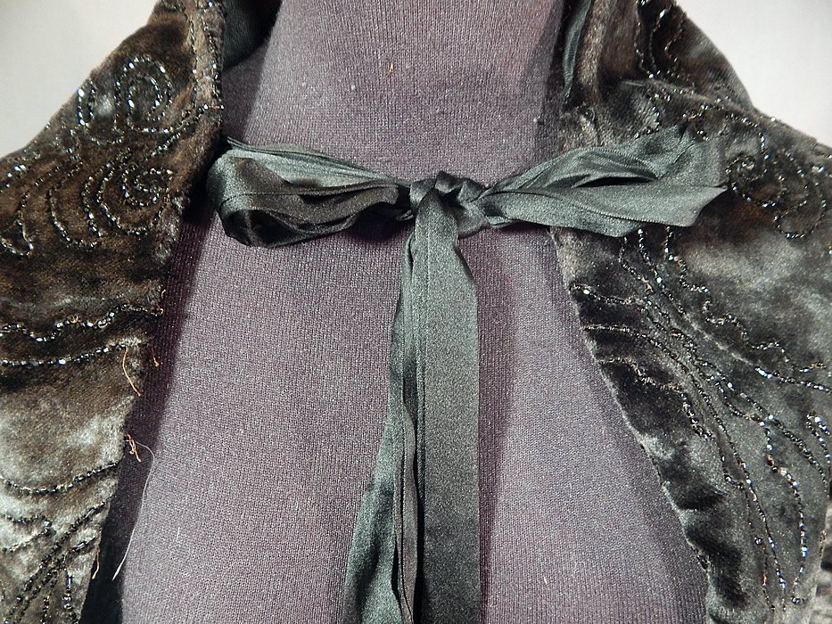 Victorian Black Plush Velvet Jet Beaded Ball Trim Winter Cloak Cape Capelet
This is truly a wonderful piece of antique Victoriana winter mourning wearable art! 