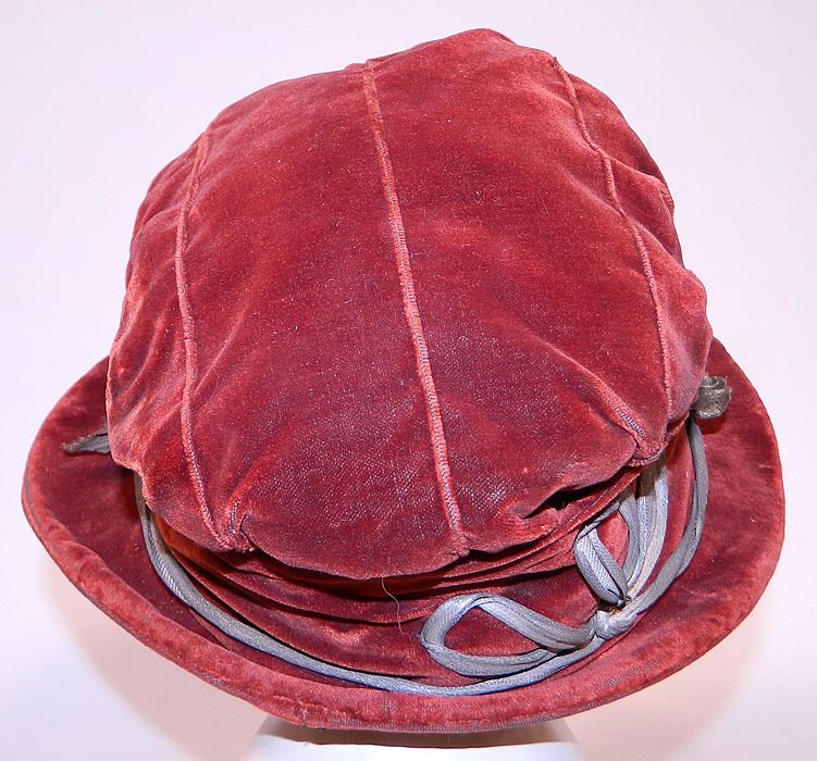 Vintage Autumn Burgundy Red Velvet Silver Lame Leaf Trim Wide Brim Cloche Hat Lamé
The hat measures 22 inches inside crown circumference and 34 inches outside. 