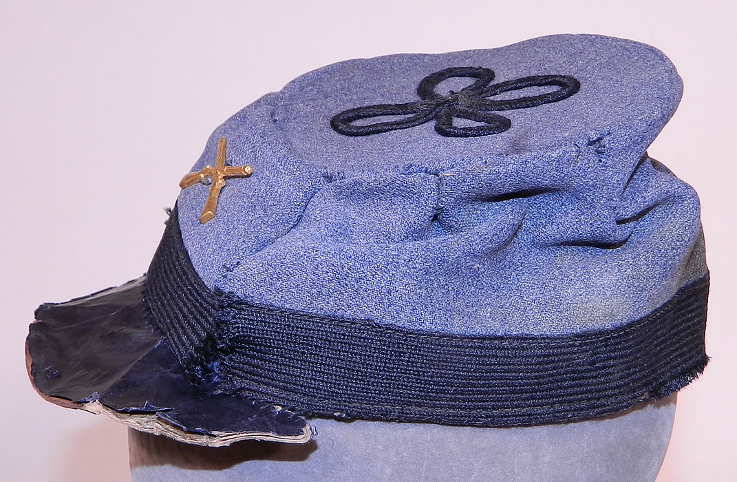Vintage Repro Childs Civil War CSA Confederate Infantry Pin Gray Wool Kepi Cap Hat
It is hand stitched, made of a cardboard base covered with a grayish blue color worsted wool fabric, with black braided trim and a thin black parchment paper covering the visor brim. 