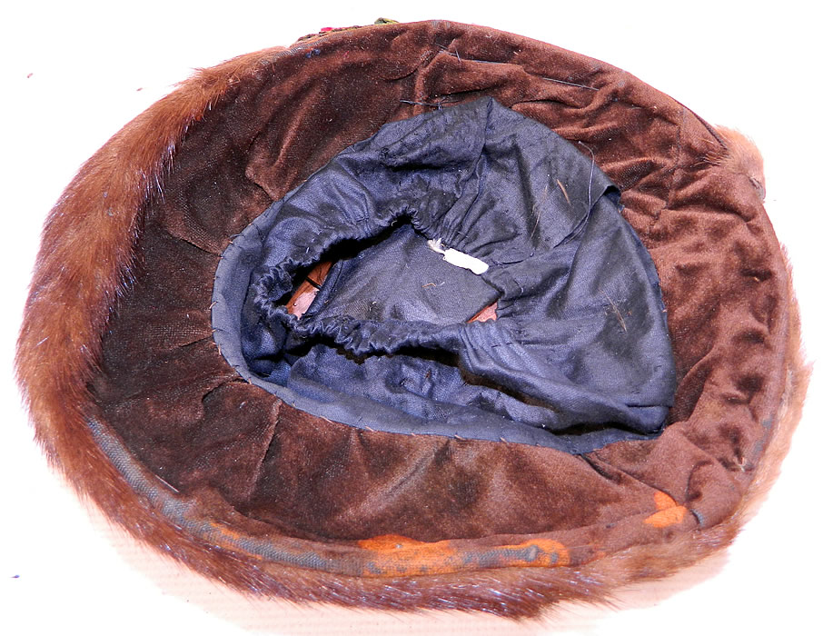 Titanic Edwardian Brown Velvet Mink Fur Floral Trim Toque Traveling Winter Hat
It is in good as-is condition, with only some slight frayed dryness on the back mink fur trim and the inside velvet fabric underneath has some wear to the nap with discoloration.