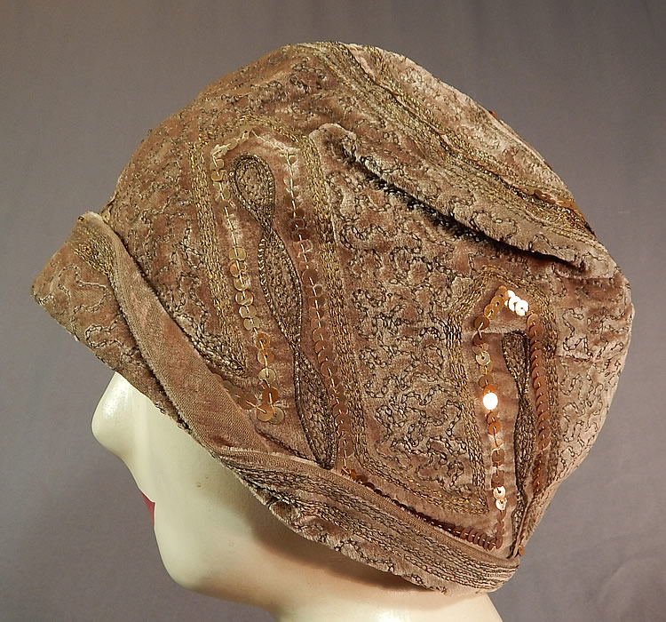 Vintage Art Deco Gold Lamé Embroidery Sequin Beaded Flapper Cloche Hat
This fabulous flapper cloche hat has a form fitting skull cap style, with a rolled folded front brim and is fully lined. 