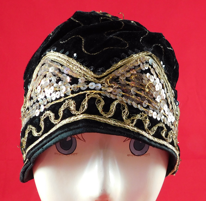 Vintage Wistaria Art Deco Black Velvet Gold Sequin Embroidered Flapper Cloche Hat
This fabulous flapper cloche hat has a form fitting skull cap style and is fully lined in a silk fabric with a "Wistaria" label inside. 