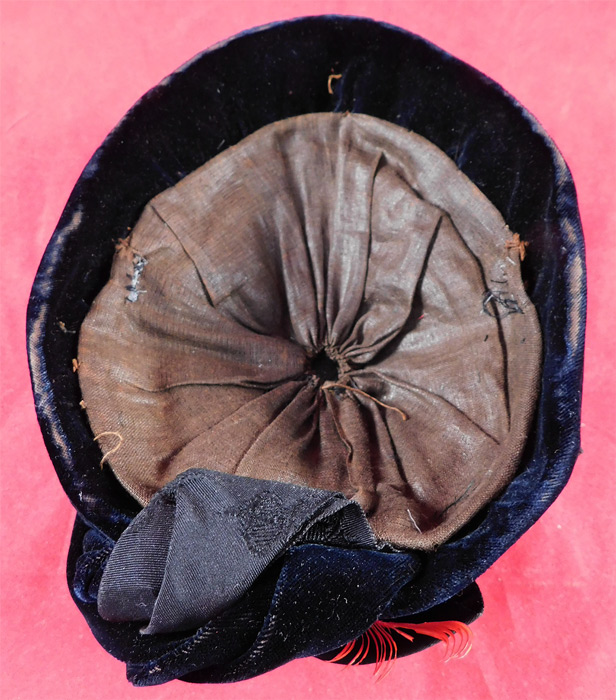 Victorian 1870s Black Velvet Red Feather Ribbon Trim Small Pork Pie Toque Traveling Hat
It is in good condition, with only some slight wear to the velvet fabric nap underneath.