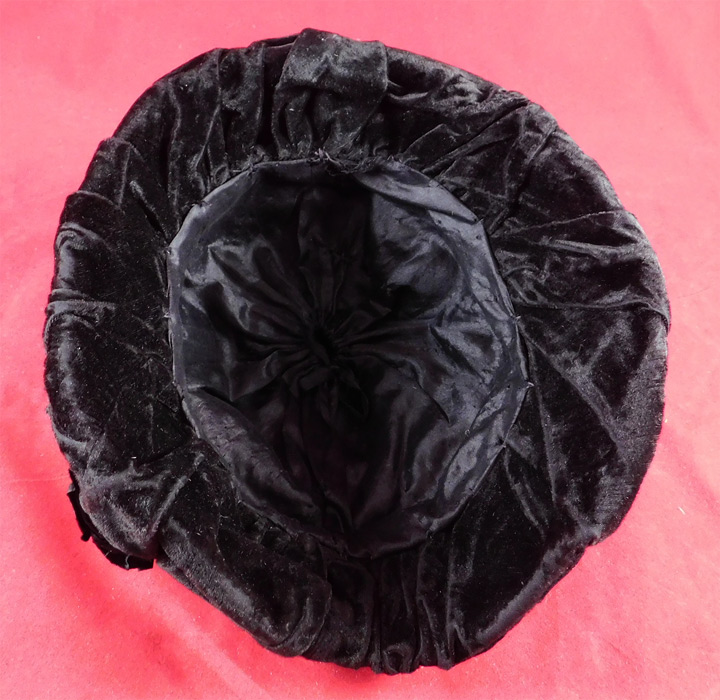 Victorian Black Velvet Silk Ruched Pleated Trim Mourning Bonnet Winter Hat
It is in good condition, with only some slight wear along the velvet nap. This is truly a wonderful piece of wearable antique Victoriana mourning millinery art! 