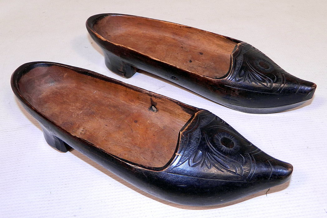 Vintage Antique Belgium Carved Wooden Decorations Ladies Clogs Klepper Shoes
They are made of hand carved wood, with decorative etched designs done on the front toes. 
