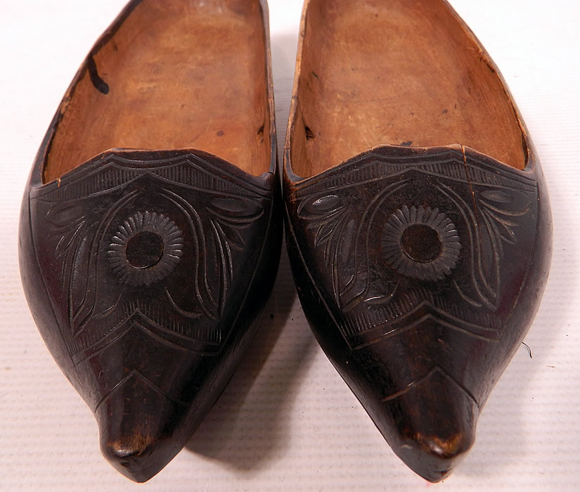Vintage Antique Belgium Carved Wooden Decorations Ladies Clogs Klepper Shoes
These beautiful Belgium traditional ladies wooden clogs klepper style shoes have a slightly crooked pointed front toe, wooden heels, a side hole which would have secured a leather thong strap across the instep and are unlined. 