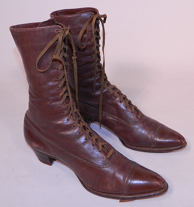 Victorian Antique Womens Brown Leather High Top Lace-up Boots Shoes
These beautiful brown boots have pointed toes, the original brown shoe string laces and stacked wooden cube heels. 