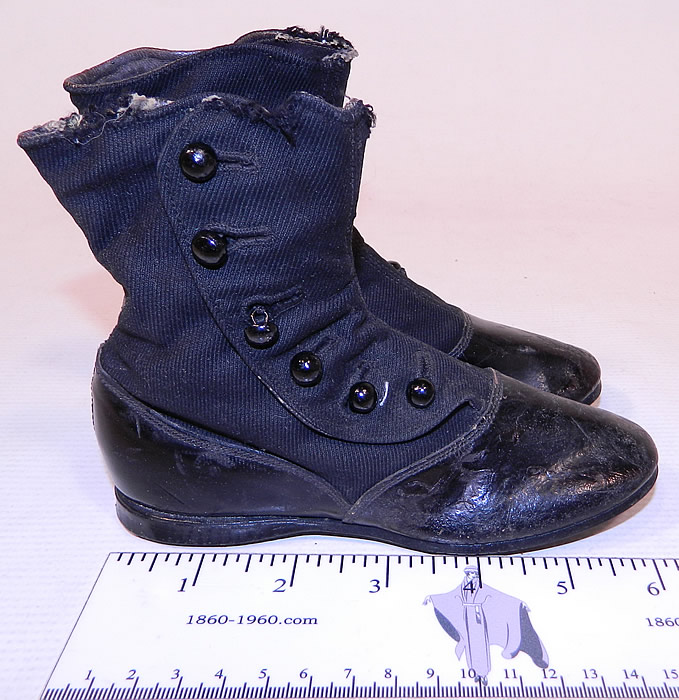 Victorian Black Wool & Leather High Button Baby Boots Childs Shoes
They are made of a two tone black wool fabric top and black patent leather bottom shoe, with 6 black buttons down the side for closure.