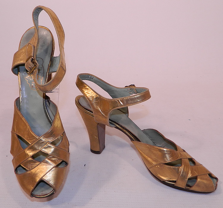 Vintage Nisley Flexray Art Deco Gold Leather Ankle Strap Evening Dance Shoes
This pair of vintage Nisley Flexray Art Deco gold leather ankle strap evening dance shoes date from the 1930s. They are made of a gold metallic leather.