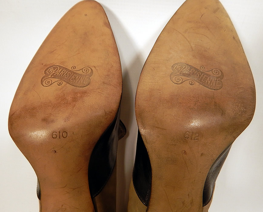 Vintage La Parisienne France Art Deco Gray Suede Black Leather Flapper Shoes
They are lined in white kid leather with a "La Parisienne" Made in France gold embossed stamped label inside and on the bottom soles which are also stamped with two different sizes 610 & 612 (see close-up). 