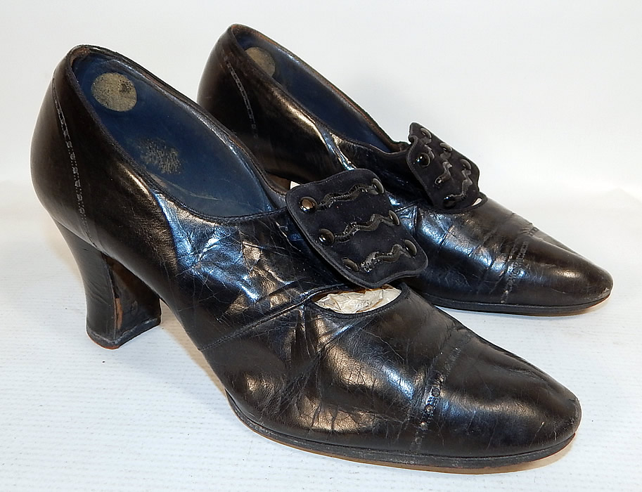 Vintage Bruce Cardwell's Toronto Label Black Patent Leather Art Deco Buckle Shoes
This pair of vintage Bruce Cardwell's Toronto label black patent leather Art Deco buckle shoes date from the 1930s. They are made of a black patent leather, with black suede decorative trimmed buckles on the front instep vamps and punchwork designs along the back heels and toes.