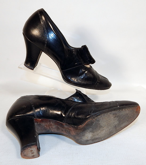 Vintage Bruce Cardwell's Toronto Label Black Patent Leather Art Deco Buckle Shoes
The shoes measure 9 inches long, 2 1/2 inches wide, with a 2 inch high heel. I would approximate the size a 6. They have been gently worn and are in good wearable condition. These are truly a wonderful quality made Art Deco shoe! 