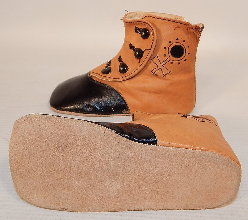Victorian Peters Sweetheart Tan & Black Leather High Button Baby Boots Childs Shoes
The boots measure 3 inches tall, 5 inches long and are 2 inches wide. They come in the original shoe box marked "Peters Sweetheart Patent Cedar Top Button", missing the top lid. 