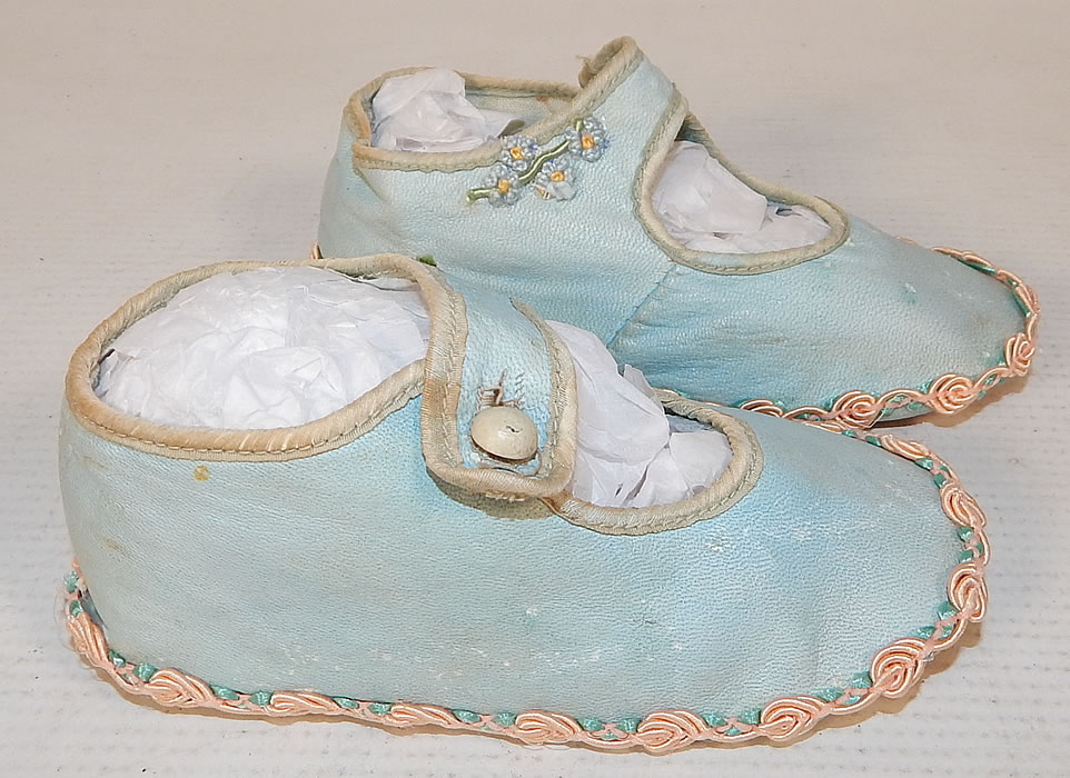 Antique Vintage Blue Kid Leather Silk Rosette Ribbon Mary Janes Childs Baby Shoes
This pair of antique vintage blue kid leather silk rosette ribbon Mary Janes child's baby shoes date from the 1920s.