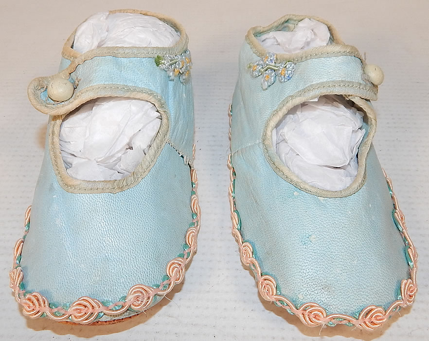 Antique Vintage Blue Kid Leather Silk Rosette Ribbon Mary Janes Childs Baby Shoes
They are made of a baby blue soft kid leather, with pink and blue pastel silk ribbon work trim edging and forget me not rosette flower trim accents. 