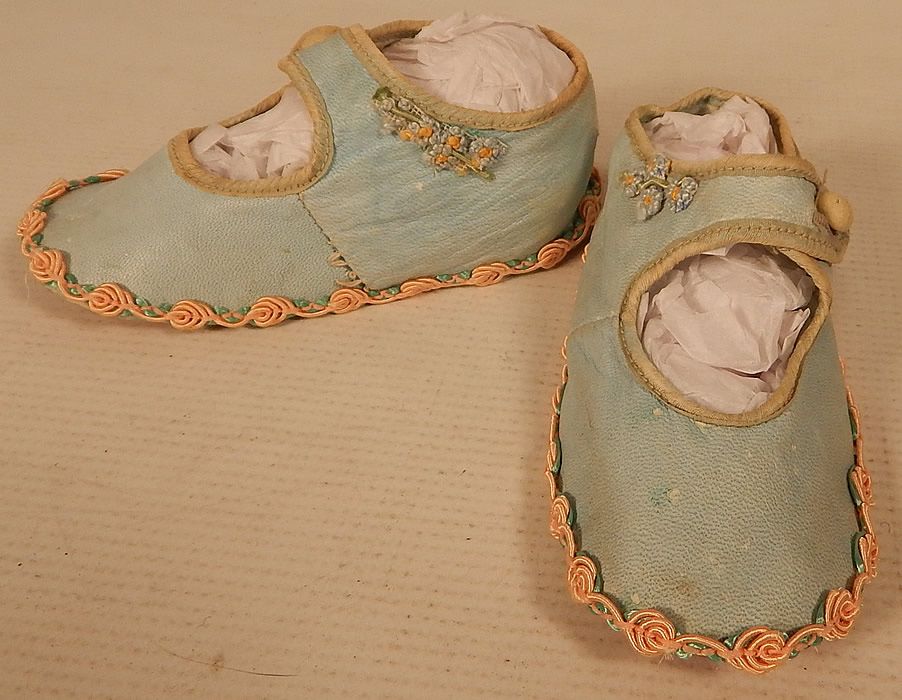 Antique Vintage Blue Kid Leather Silk Rosette Ribbon Mary Janes Childs Baby Shoes
These beautiful baby Mary Janes style shoes have a button strap closure on the instep, rounded toes and leather bottom flat soles.
