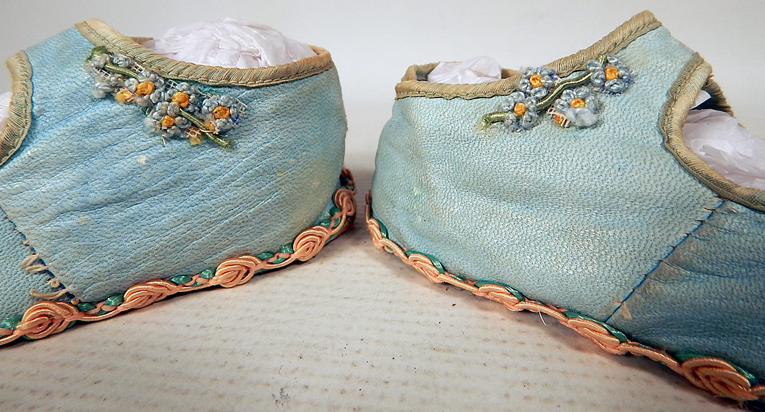 Antique Vintage Blue Kid Leather Silk Rosette Ribbon Mary Janes Childs Baby Shoes
The shoes measure 5 inches long and 2 inches wide. 