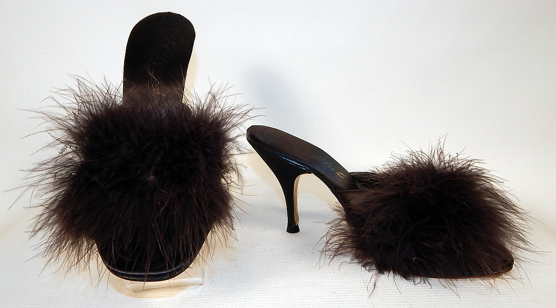 Vintage Rosellini Custom Creations Black Maribou Feather Stiletto Heel Mule Shoes Slipper & Box
The shoes measure 9 1/2 inches long, 3 inches wide, with 3 1/2 inch high heels and are approximately a size 7. 