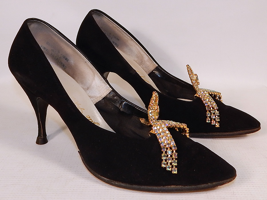 Vintage Vogue House Black Suede Leather Stiletto Heel Pumps Rhinestone Shoe Buckles
They are made of a black suede leather, with removable gold prong set aurora borealis iridescent rhinestone trim shoe buckle clips on the front vamps insteps. 