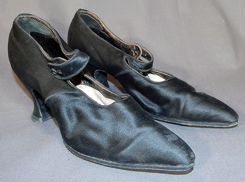 Edwardian Black Silk Satin Button Strap Mary Jane Pointed Toe Shoes
This pair of vintage Edwardian era black silk satin button strap Mary Jane pointed toe shoes date from 1910. 