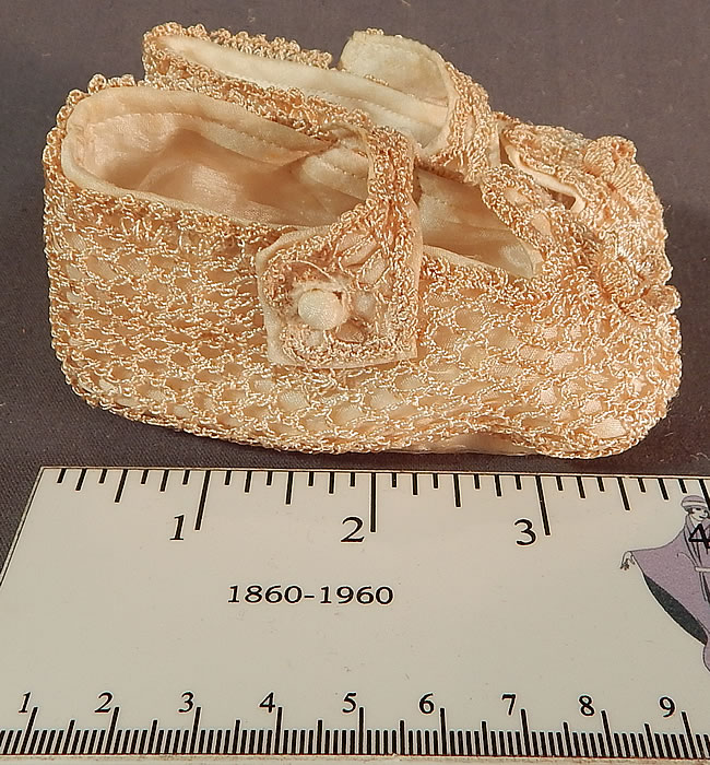 Vintage Baby Shoes Made in Japan White Silk Crochet Lace Mary Janes & Box
These sweet little girls Mary Jane style booties shoes have a button strap across the instep for closure and are lined in fine tissue silk fabric with silk soft bottom soles. 