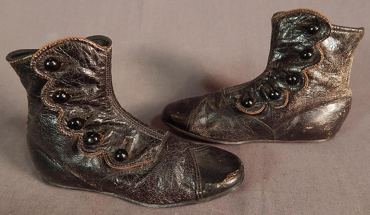 Unworn Victorian Black Leather High Button Baby Boots Childs Shoes
There are rounded pointed toes, scalloped tops and hard leather soles. The boots measure 4 inches tall, 6 inches long and are 2 inches wide.