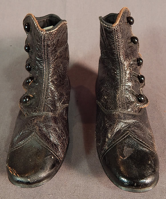 Unworn Victorian Black Leather High Button Baby Boots Childs Shoes
They are truly a wonderful piece of quality made wearable antique Victoriana shoe art!