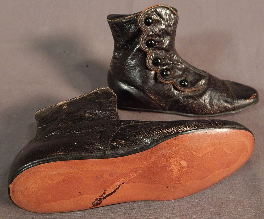 Unworn Victorian Black Leather High Button Baby Boots Childs Shoes
These charming child's high top button baby boots appear to have never been worn and are in good condition, with only some scuffs, creases on the leather from storage. 