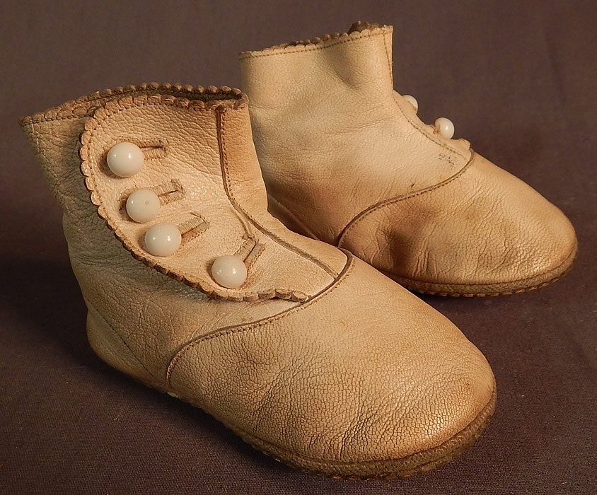 Edwardian Tan Kid Leather High Button Baby Boots Infant Childrens Shoes
This pair of Edwardian era antique tan kid leather high button baby boots infant children's shoes date from 1910. 