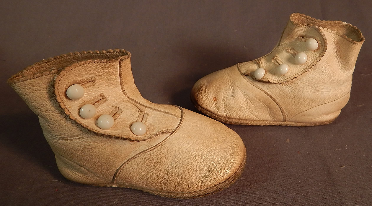 Edwardian Tan Kid Leather High Button Baby Boots Infant Childrens Shoes
The shoes measure 3 inches tall, 5 inches long and 2 inches wide. They have been gently worn and are in good condition, with only some minor wear and faint small stains. These sweet shoes would be great for display! 