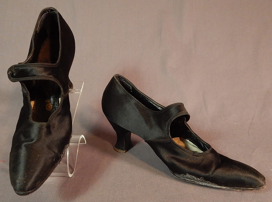 Edwardian Vintage Sommer and Kaufmann Black Silk Button Strap Mary Jane Shoes
These womens Mary Jane style shoes have a button strap closure across the front instep vamps, pointed toes and silk covered French Louis XV spool heels.