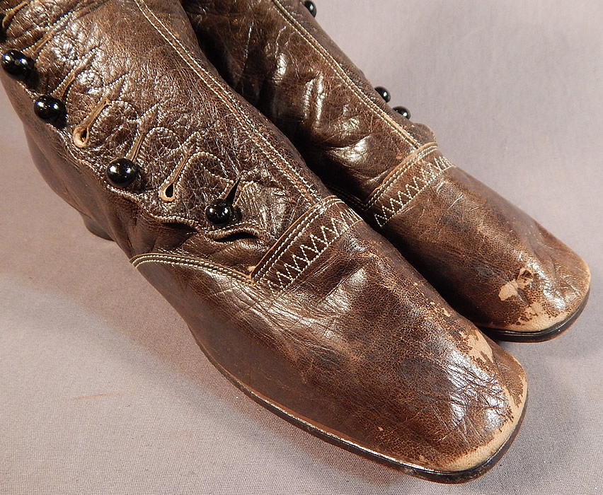 Victorian Brown Leather White Stitching Scalloped High Top Button Boots Shoes
They are in good condition, have been gently worn, with some wear scuff marks on toes and heels and are missing 2 buttons on one boot. 