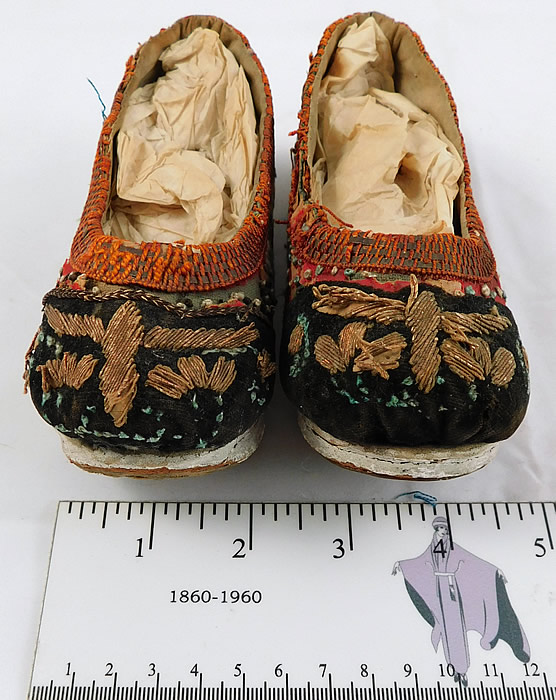 Antique 19th Century Chinese Silk Embroidered Childs Wedge Pedestal Boat Shape Shoes
These unusual child's Manchu pedestal boat shape platform style slip-on slipper shoes have a multi layered wooden wedge sole painted white with a rope stitched bottom and are fully lined in linen fabric inside. 