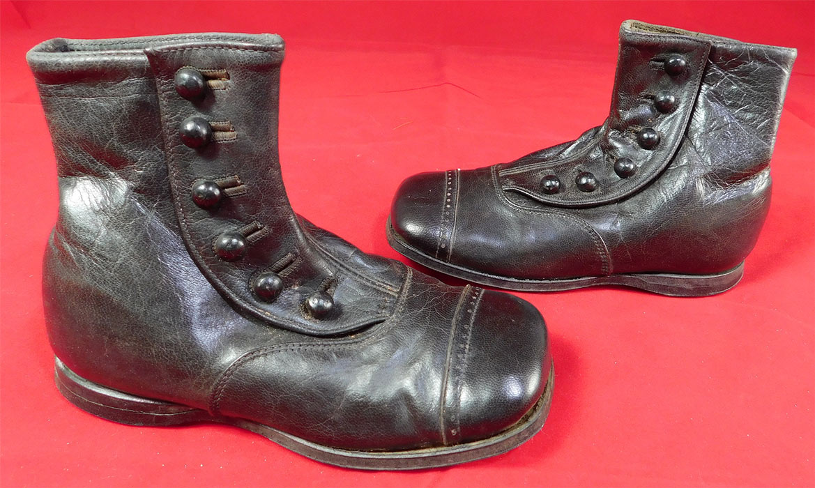 Edwardian Unworn Black Leather High Button Baby Boots Childs Shoes
There are squared toes, a low heel and hard leather soles.