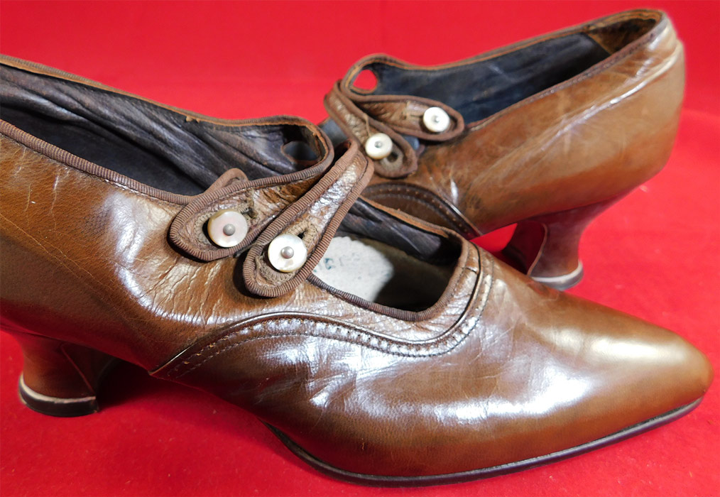 Unworn Edwardian Two Tone Tan Leather Oxford Button Strap Shoes & Box
This pair of unworn antique Edwardian era two tone tan leather Oxford button strap shoes and box dates from 1910.