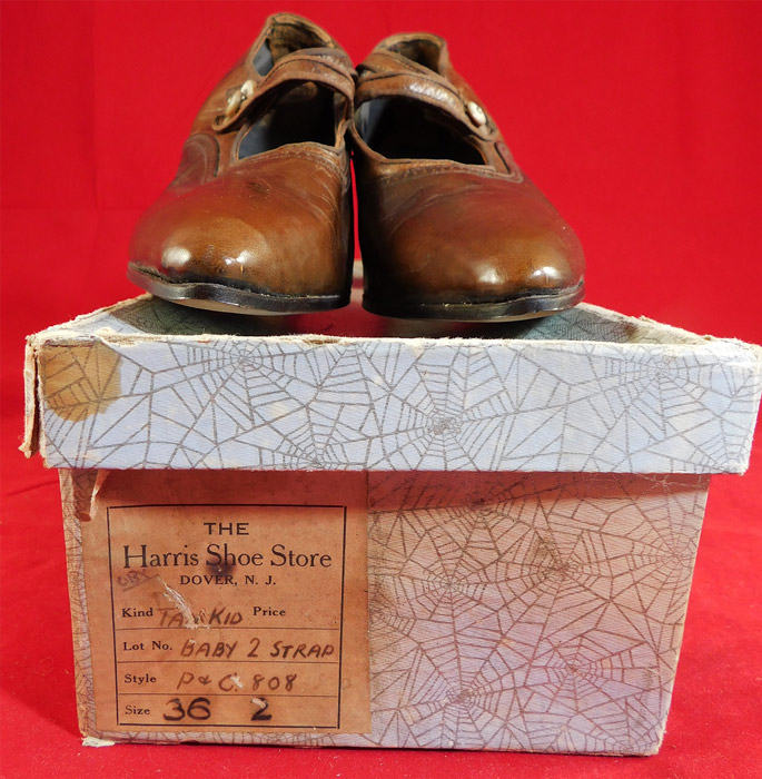 Unworn Edwardian Two Tone Tan Leather Oxford Button Strap Shoes & Box
They have never been worn, and are old store stock stored away in a basement of the store since 1910. 