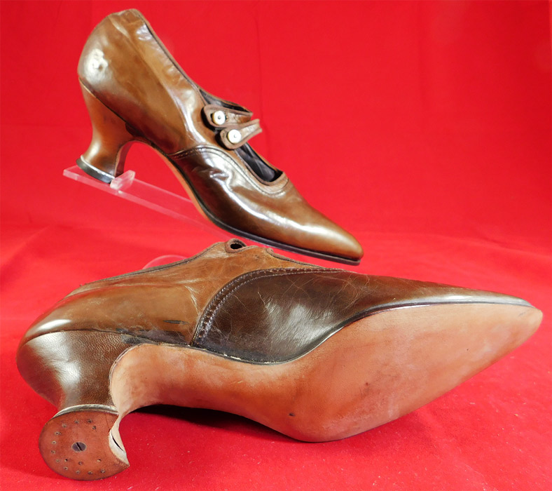 Unworn Edwardian Two Tone Tan Leather Oxford Button Strap Shoes & Box
These are truly a wonderful piece of quality made wearable shoe art! 