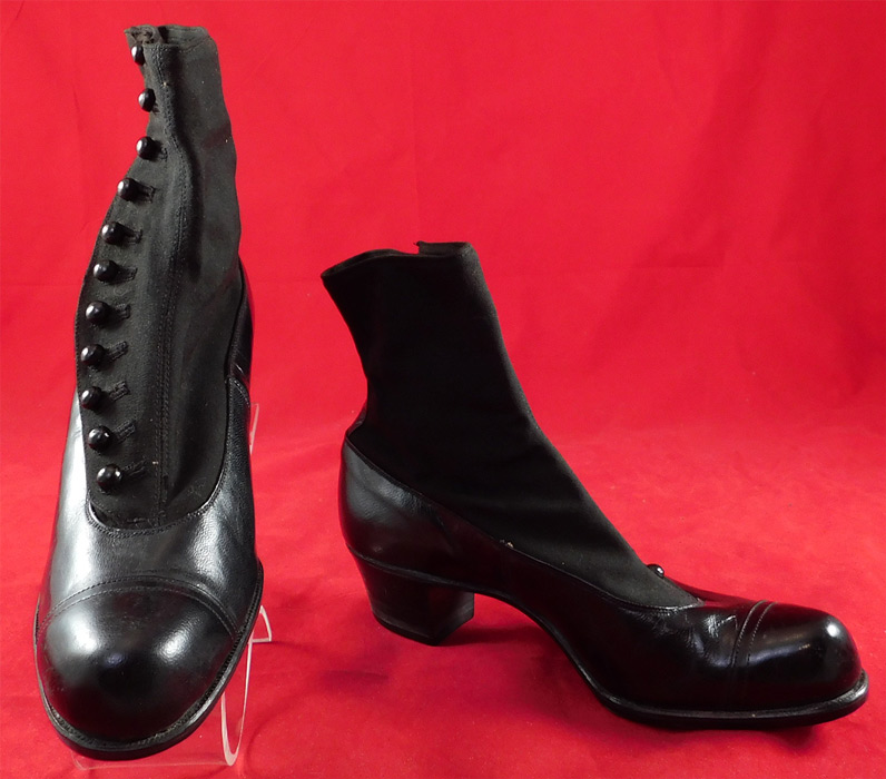 Unworn Edwardian Black Wool Cloth Leather Button Boots & Shoe Box
This pair of unworn antique Edwardian era black wool cloth, leather button boots and shoe box date from 1910. 
