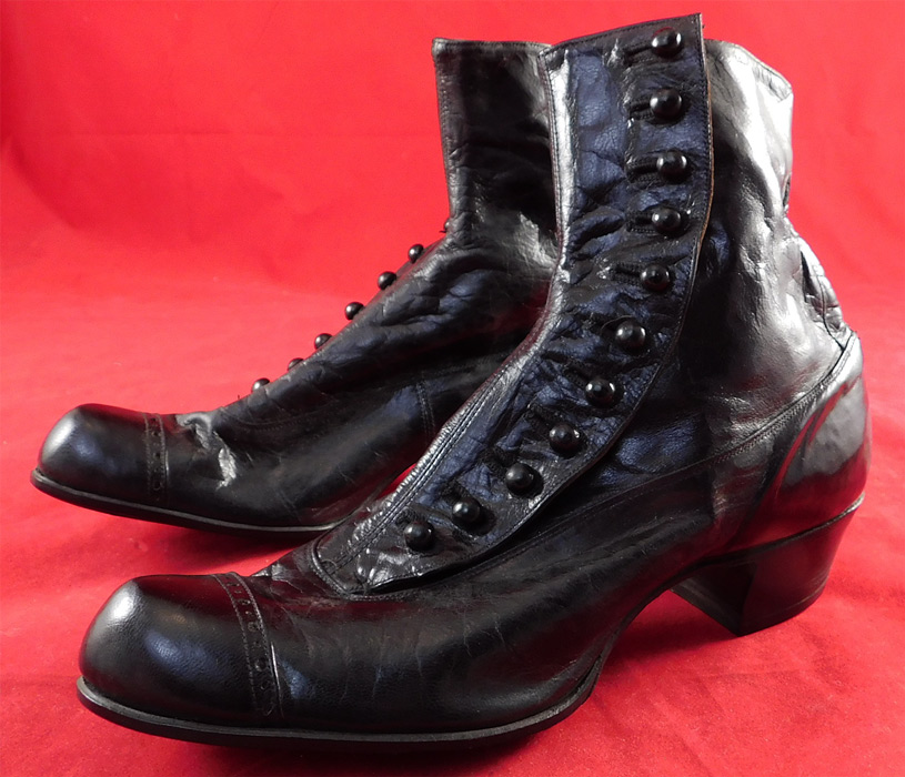 Victorian Unworn Womans Black Kid Leather High Top Button Boots
This pair of antique Victorian era unworn womans black kid leather high top button boots date from 1900. They are made of a black kid leather. 