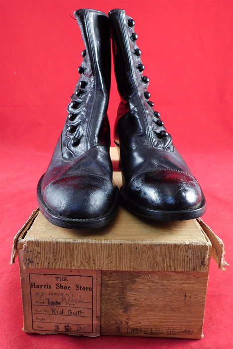 Victorian Unworn Womens Black Leather High Top Button Boots
They come in a shoe box covered with a wood grain knotty pine graphics paper with "The Harris Shoe Store Dover, N.J." label size 3 D.